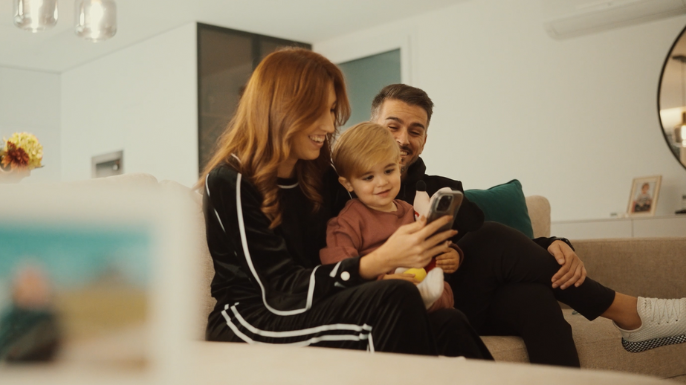 Famíia a desfrutar da velocidade da fibra da dstelecom