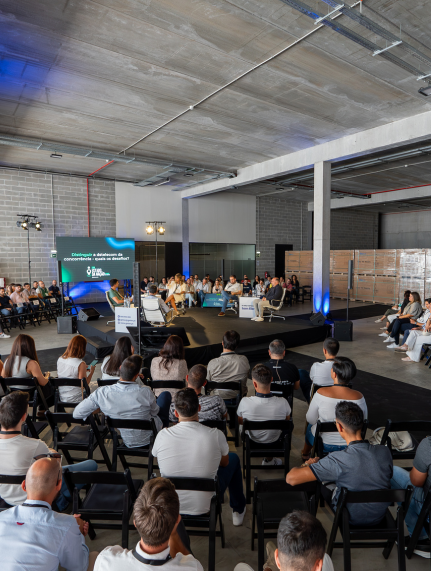 Colaboradores a ver apresentação da dstelecom